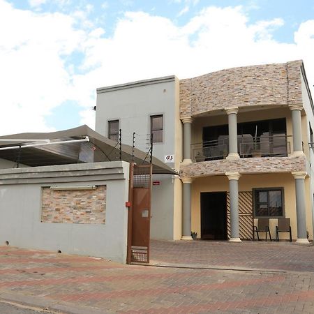 Coco Palm Bed & Breakfast Windhoek Bagian luar foto