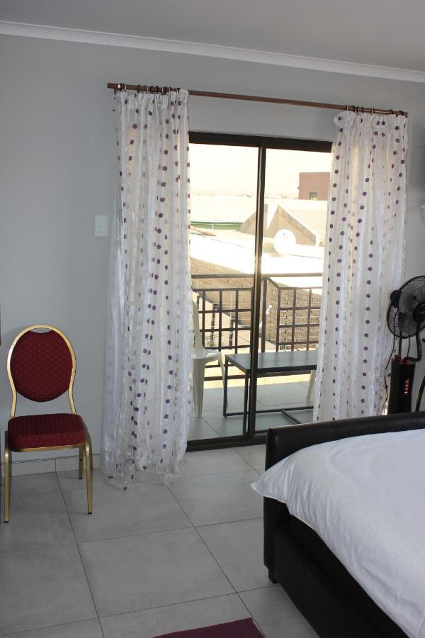 Coco Palm Bed & Breakfast Windhoek Bagian luar foto