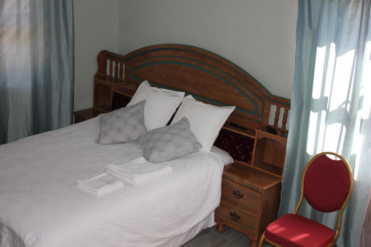 Coco Palm Bed & Breakfast Windhoek Bagian luar foto