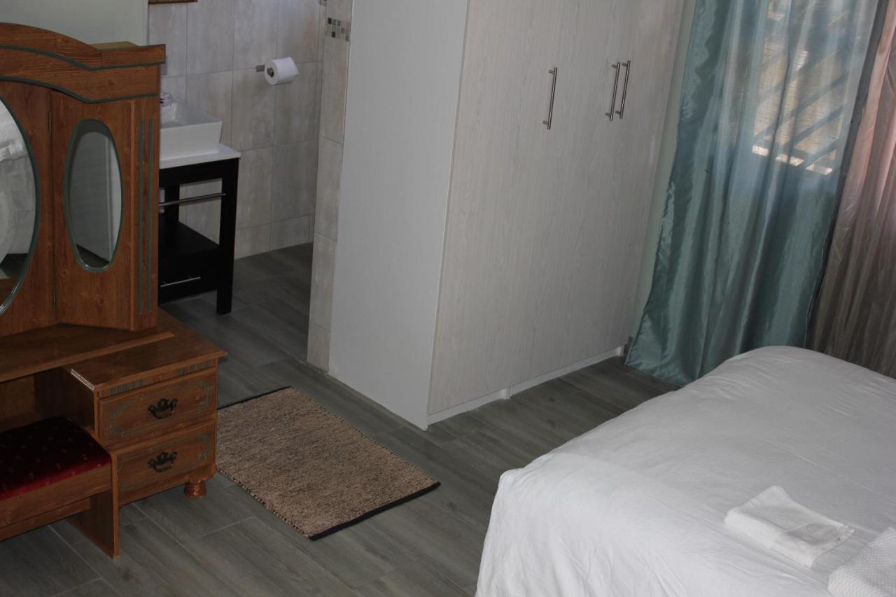 Coco Palm Bed & Breakfast Windhoek Bagian luar foto