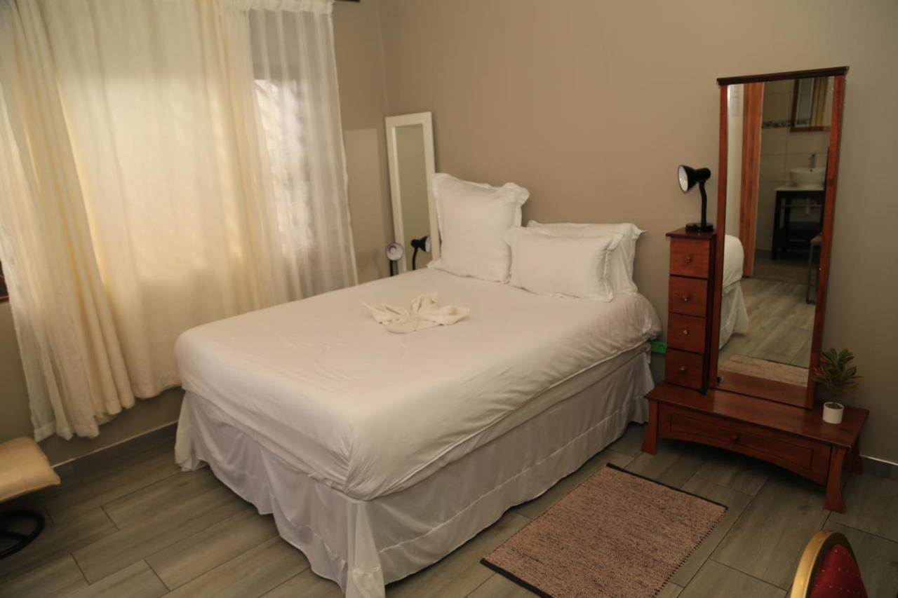 Coco Palm Bed & Breakfast Windhoek Bagian luar foto