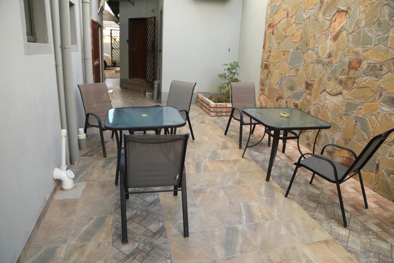 Coco Palm Bed & Breakfast Windhoek Bagian luar foto