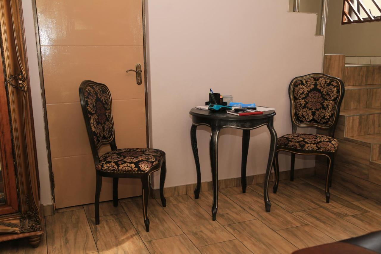 Coco Palm Bed & Breakfast Windhoek Bagian luar foto