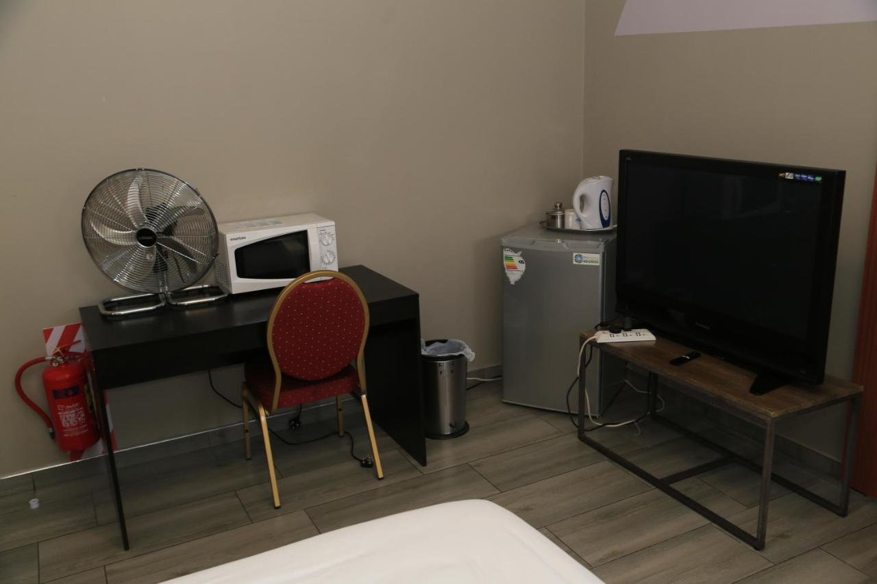 Coco Palm Bed & Breakfast Windhoek Bagian luar foto