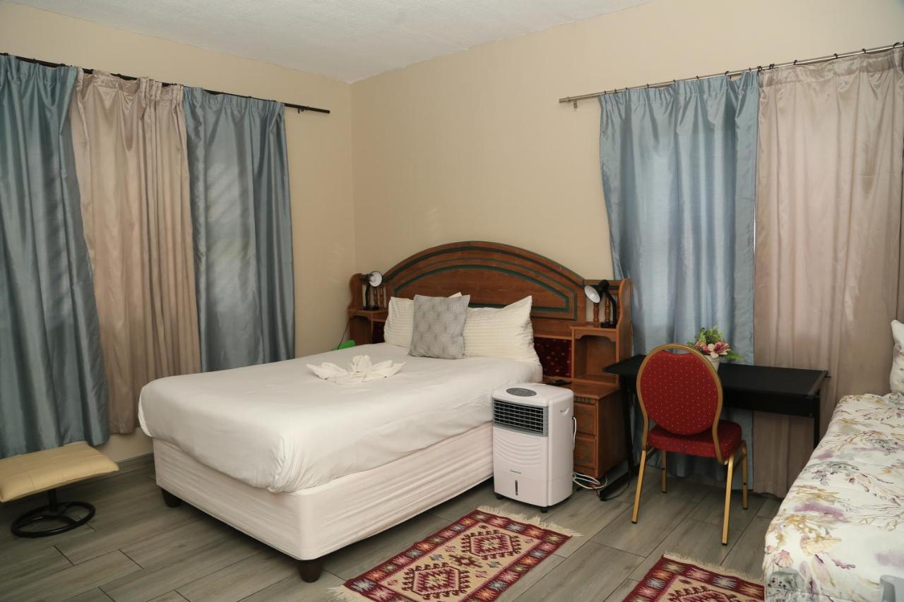 Coco Palm Bed & Breakfast Windhoek Bagian luar foto