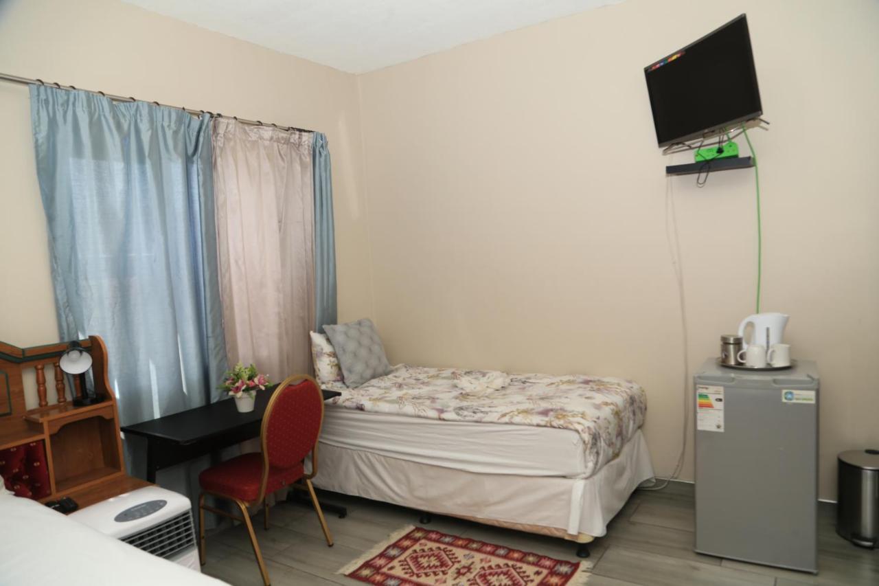Coco Palm Bed & Breakfast Windhoek Bagian luar foto